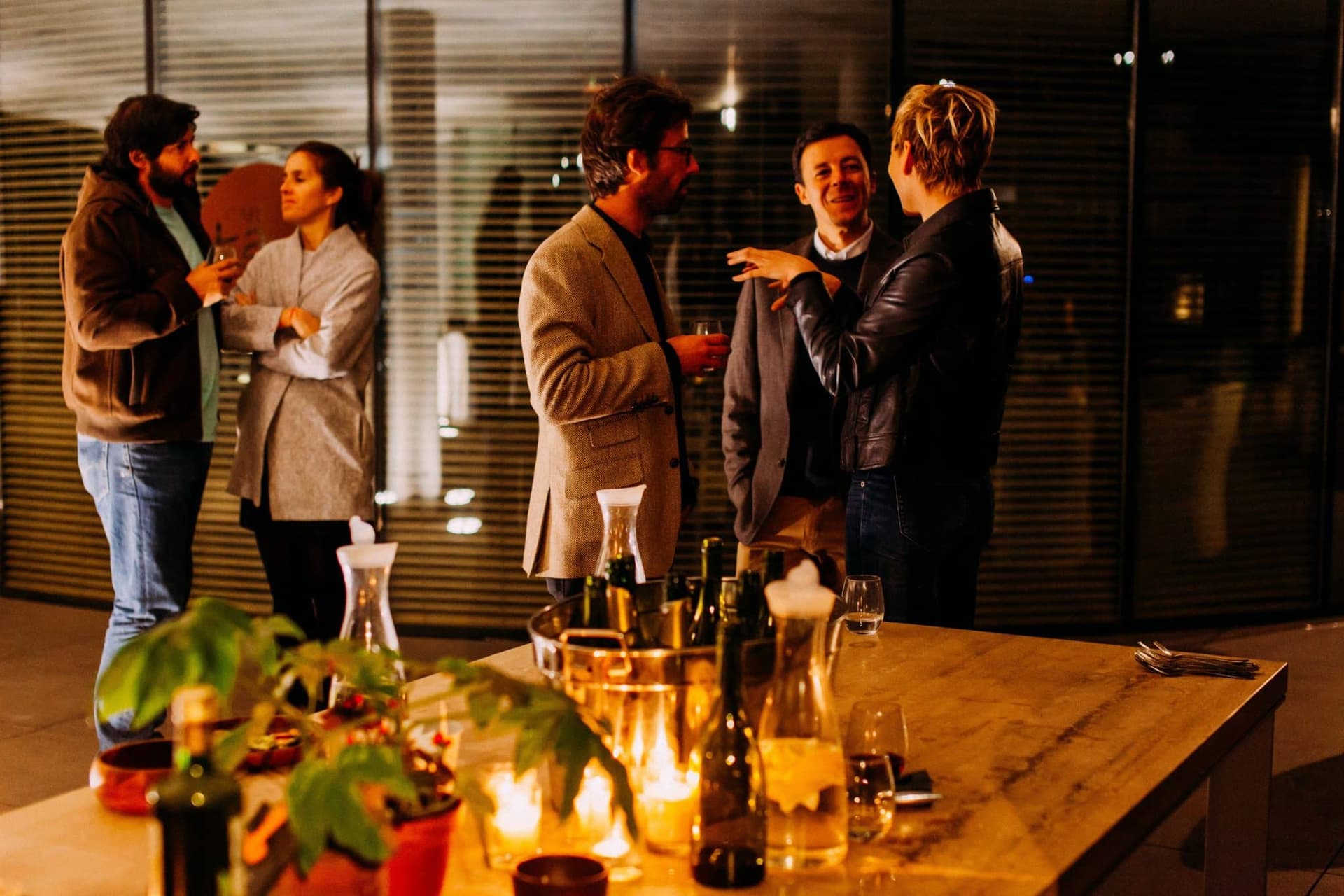 Collega’s met een drankje tijdens een borrel