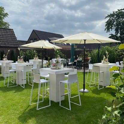 Witte statafels op een buitenborrel