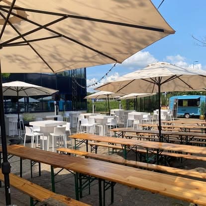 Terras met parasols en biertafels