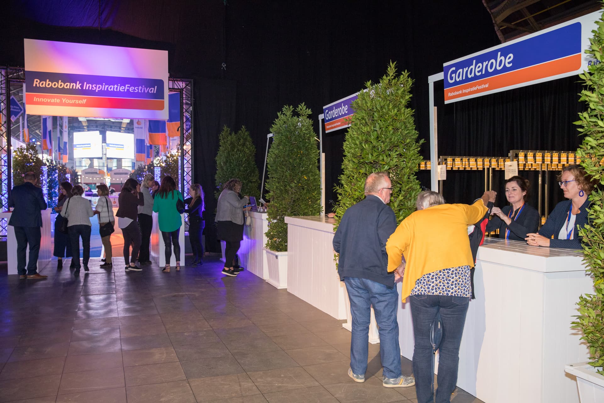 Bedrijfsborrel in een evenementenhal