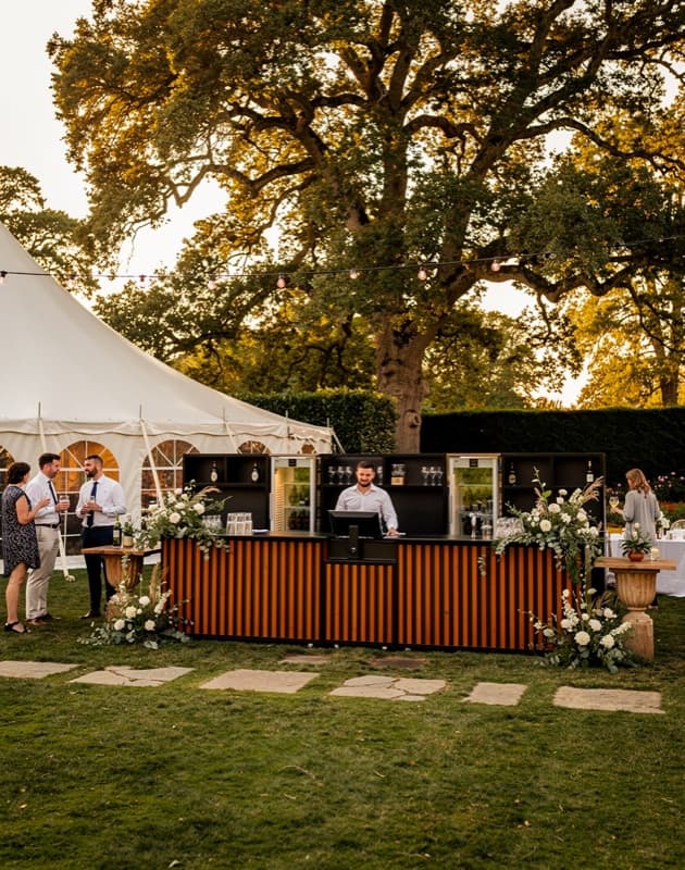 Mobiele bar onder een tent
